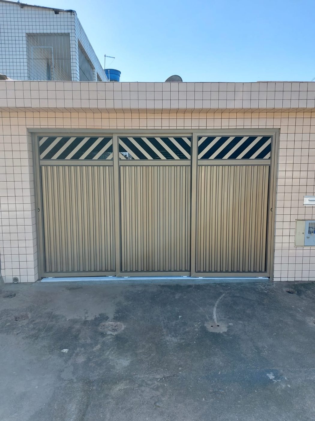 Portão nº 4: 3 folhas em mini búzio champanhe com acabamento marrom e grade na diagonal