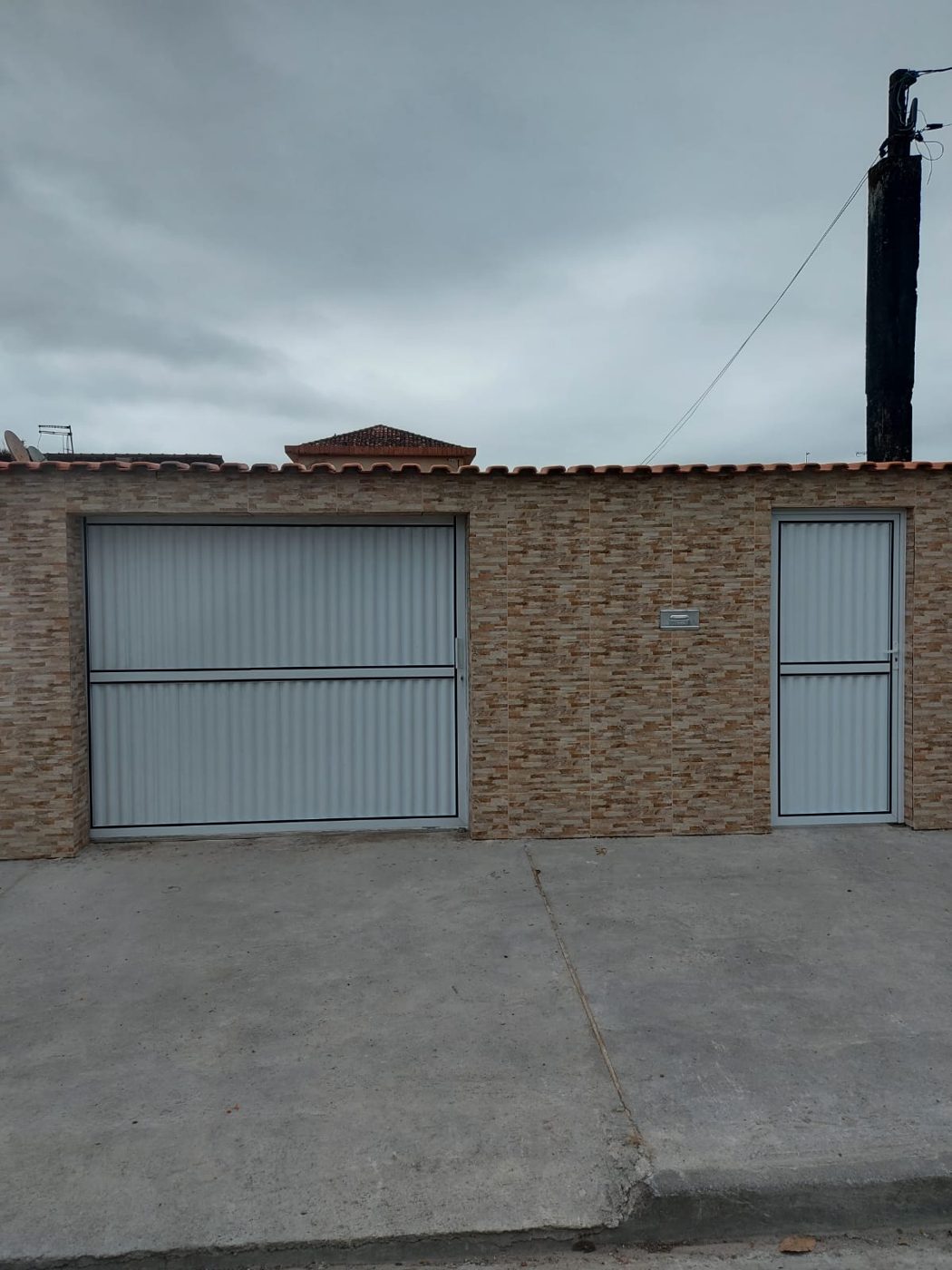 Portão nº 14: Folha de correr com porta social, todo fechado, mini búzio branco com acabamento preto
