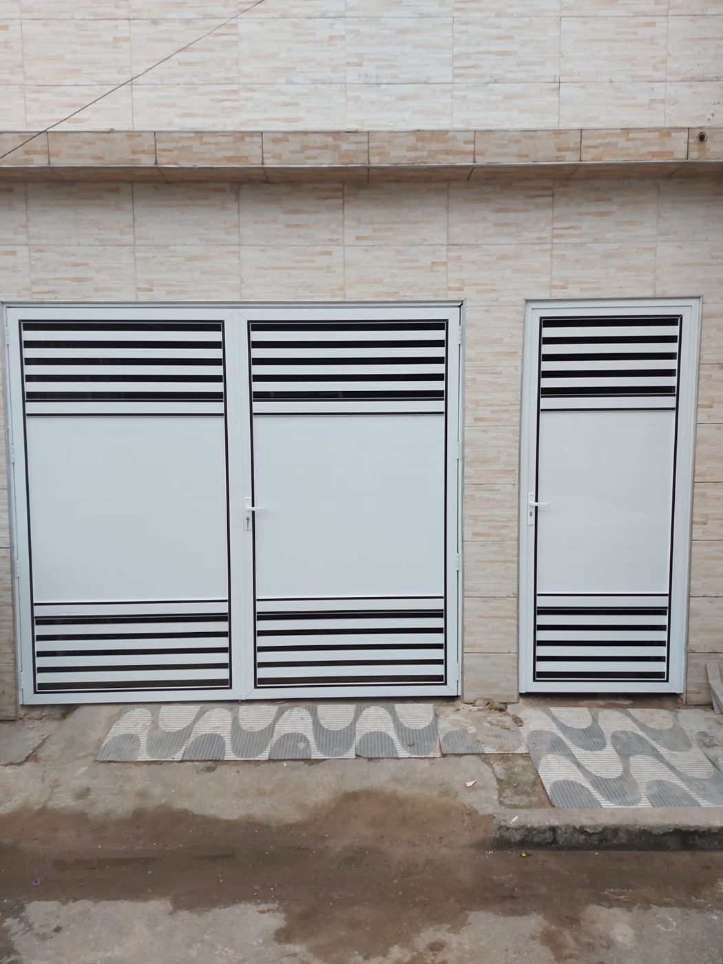 Portão nº 26: Variação do modelo 8: branco com grade em cima e embaixo, com porta social