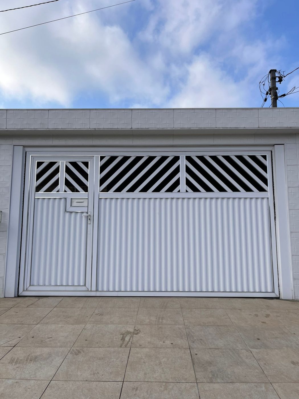 Portão nº 30: Basculante em mini búzio branco com porta social, caixinha de correio e acabamento brilhante