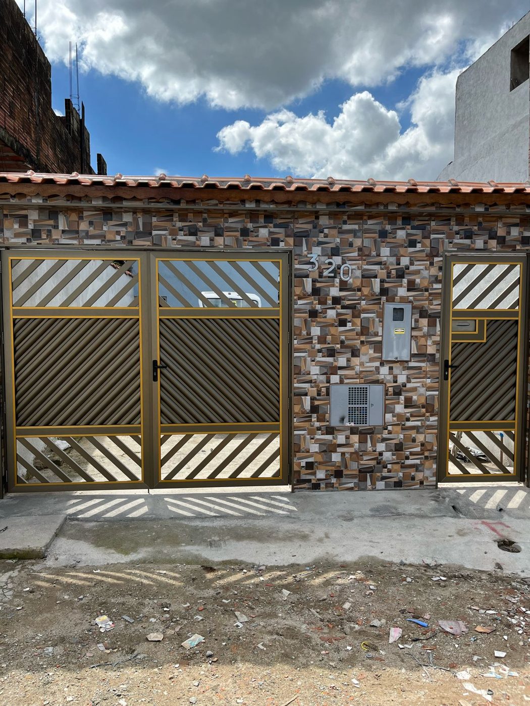 Portão nº 36: Fachada completa do modelo 28: champanhe e dourado com porta social