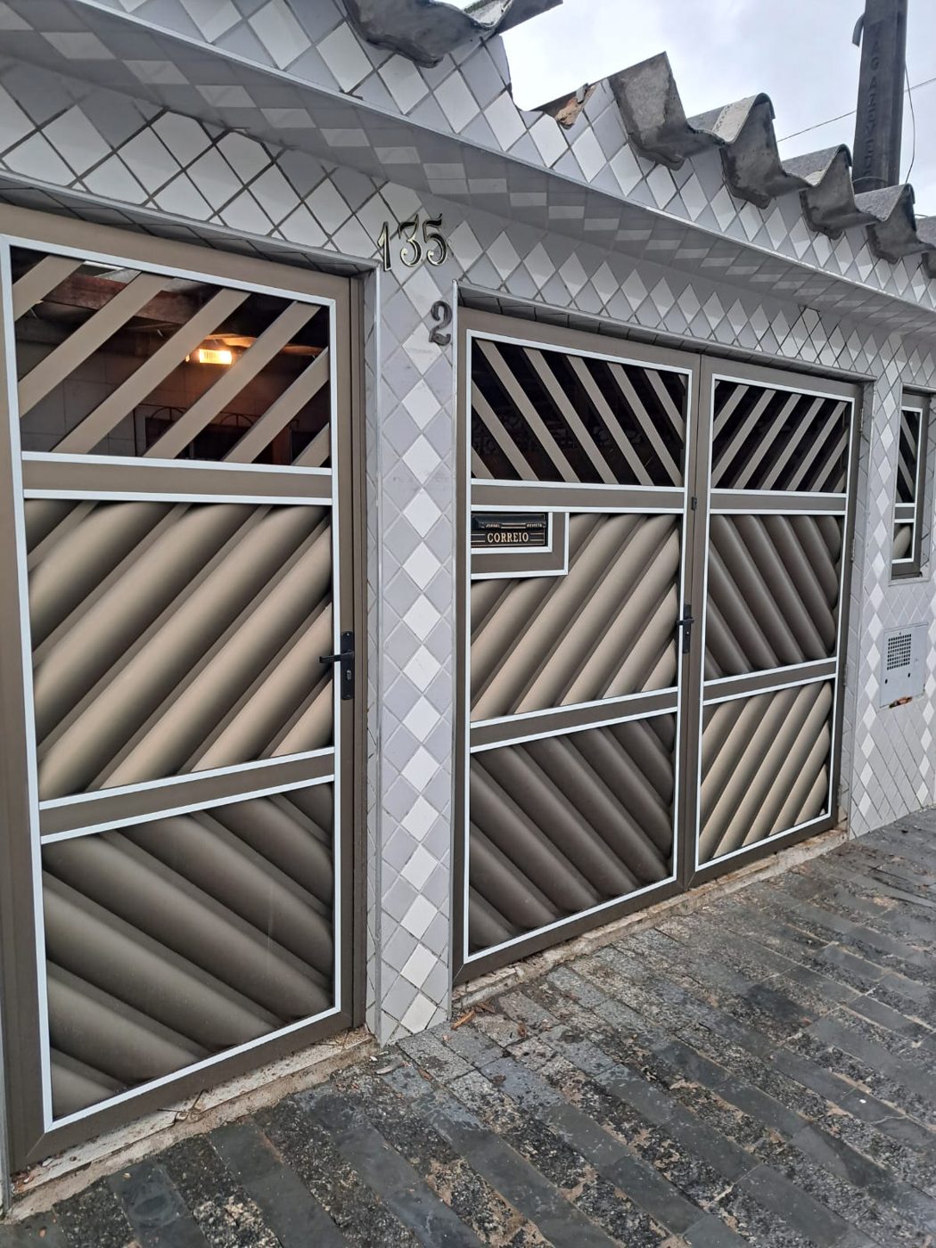 Portão nº 40: Fachada do modelo 39: champanhe com acabamento branco e caixinha de correio